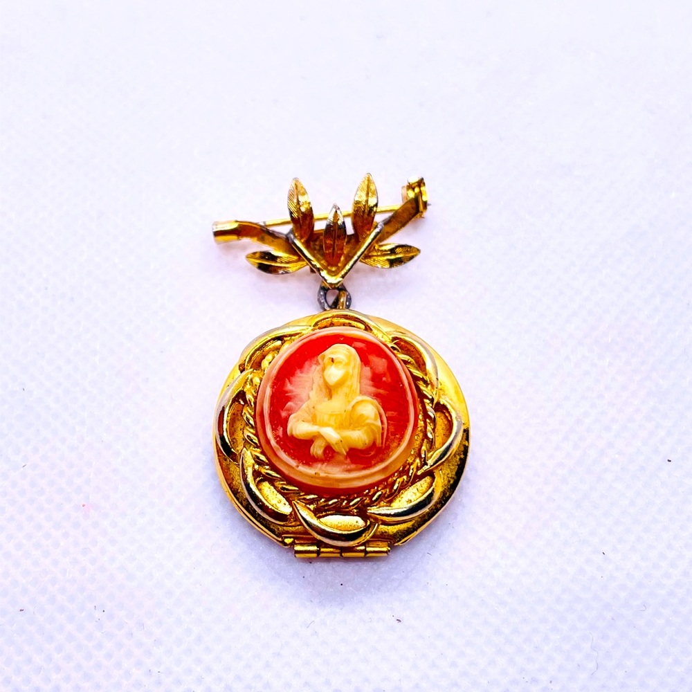 Unique Vtg Molded Cameo 2x1/4” gold tone locket charm brooch (slight wear)